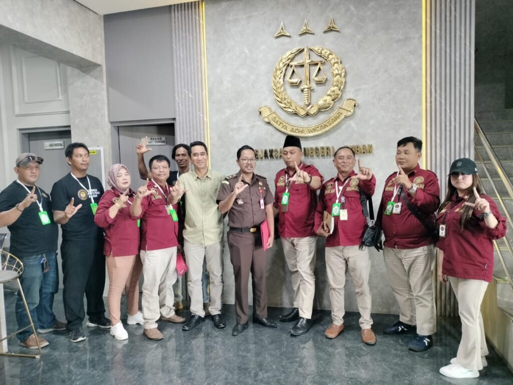 gus robi bersama cak markat dan cak anton bertemu kejaksaan negeri tuban diwakili oleh kasipidum himawan hariyanto sh mh