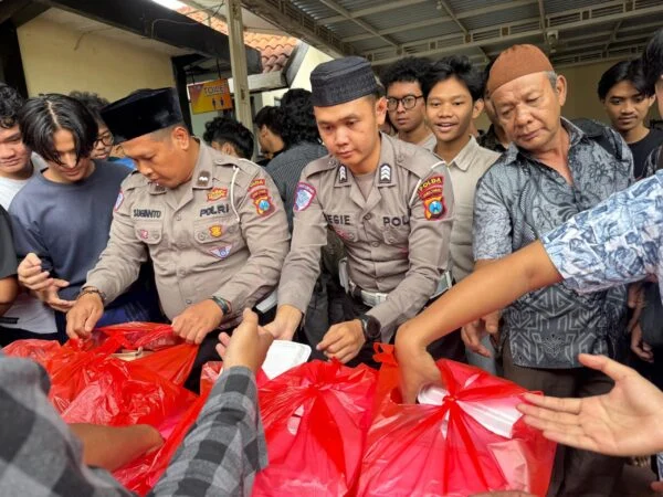 Samsat Surabaya Selatan Berbagi Kasih Jumat Berkah