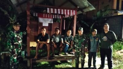 Pastikan Wilayah Binaan Aman, Babinsa Bersama Warga Lakukan Patroli Siskamling