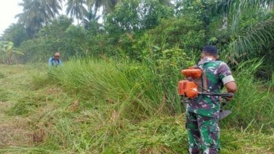 Semangat Kebersamaan Babinsa Bersama Masyarakat Lakukan Gotong Royong Wujudkan Lingkungan Yang Bersih Dan Sehat