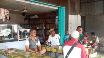 Warung Kopi Jadi Tempat Favorit, Babinsa Lakukan Komsos Bersama Warga