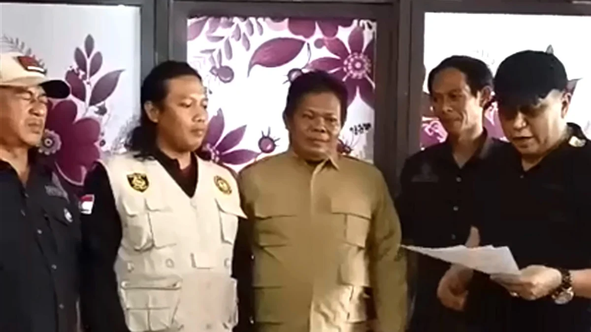 Robi Irawan Wiratmoko Serahkan SK Ketua DPC LIN Bojonegoro kepada Ahmad Muhajirin