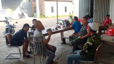 Melalui komsos Babinsa Dan Warga Bangun Komunikasi Harmonis