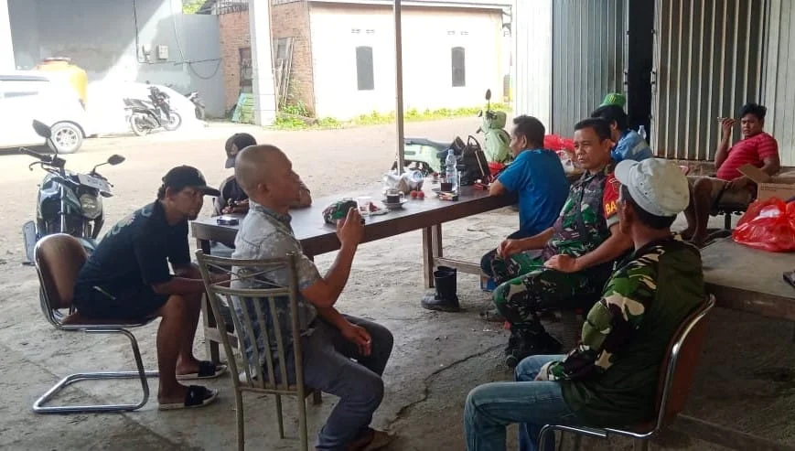 Melalui komsos Babinsa Dan Warga Bangun Komunikasi Harmonis