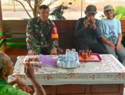Babinsa Jalin Silaturahmi dengan Warga Melalui Komsos