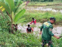 Cegah Banjir dan Luapan Air, Tiga Pilar Bersama Warga Kompak Gotong Royong Bersihkan Drainase
