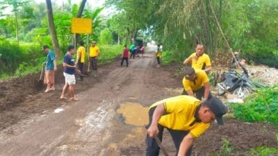 Polsek Winongan Bersama Warga Gelar Bakti Sosial Bersihkan Lumpur Pascabanjir di Desa Prodo