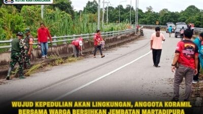 Wujud Kepedulian Akan Lingkungan, Anggota Koramil Bersama Warga Bersihkan Jembatan Martadipura