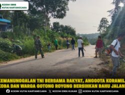 Kemanunggalan TNI Bersama Rakyat, Anggota Koramil Koba Dan Warga Gotong Royong Bersihkan Bahu Jalan