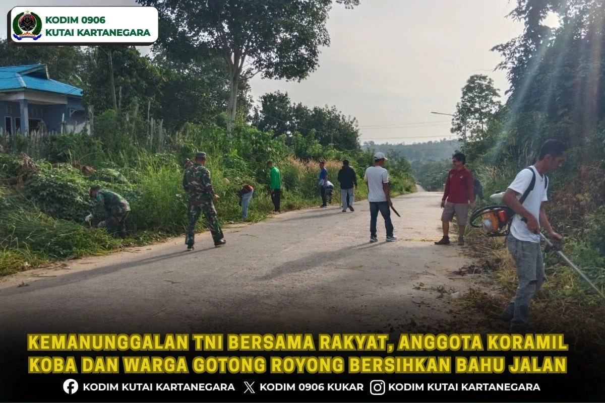 Kemanunggalan TNI Bersama Rakyat, Anggota Koramil Koba Dan Warga Gotong Royong Bersihkan Bahu Jalan