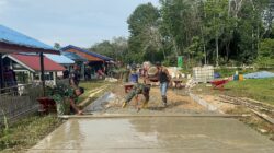 Panas Terik Matahari Tak Surutkan Semangat Anggota Satgas TMMD Wiltas Ke-127 dan Warga di Kampung Linggang Amer