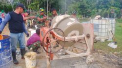 Semangat Gotong Royong Warnai Pengerjaan Semenisasi Jalan di Kampung Linggang Amer