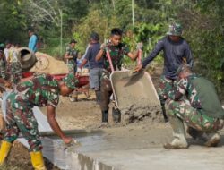 Dan SSK Kapten Inf Firdaus Turun Langsung Bantu Semenisasi Jalan di Kampung Linggang Amer