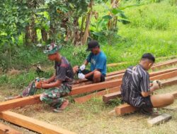 Langkah Awal Pembangunan MCK, Satgas TMMD Ke-127 Mulai Siapkan Rangka Kayu