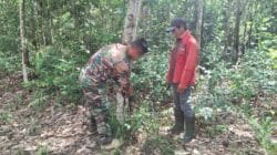 Menyatu dengan Masyarakat, Satgas TMMD Ke-127 Bantu Warga Menores Karet