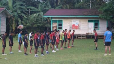 Meski Berpuasa, Anggota Satgas TMMD Wiltas Ke-127 Tetap Semangat Laksanakan Senam Pagi