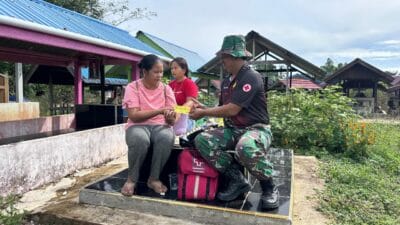 Bentuk Kepedulian, Tim Kesehatan Kodim Berikan Vitamin kepada Warga