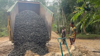 Terus Kebut Semenisasi, Satgas TMMD Tambah Koral Demi Perkuat Struktur Jalan di Kampung Ling