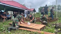 Satgas TMMD Tunjukkan Kepedulian, Bantu Prosesi Pemakaman Warga di Kampung Linggang Amer