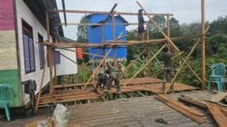 Tak Kenal Lelah di Bulan Ramadhan, Satgas TMMD dan Warga Gotong Royong Bangun MCK