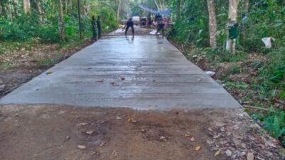 Pantang Kendur di Bulan Ramadhan, Anggota Satgas TMMD Kebut Pengerjaan Semenisasi Jalan