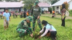 Tanamkan Cinta Lingkungan Sejak Dini, Satgas TMMD Ke-127 Bersama TK Linggang Bigung Laksanakan Penanaman Pohon