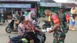 Ramadhan Penuh Berkah, SIMADA Turun Gunung Bersama Satgas TMMD dan Persit Berbagi Takjil di Linggang Bigung