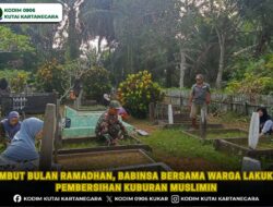 Sambut Bulan Ramadhan, Babinsa Bersama Warga Lakukan Pembersihan Kuburan Muslimin