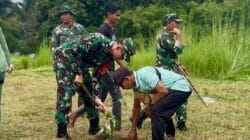 Hijaukan Lingkungan, Satgas TMMD Wiltas Ke-127 Kodim 0912/Kubar Gelar Penanaman Pohon di Lapak Oros