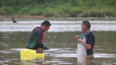 Meriah dan Penuh Kebersamaan, Satgas TMMD Wiltas Ke-127 Kodim 0912/Kubar Gelar Lomba Tangkap Ikan