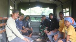 Hangat dan Akrab, Satgas TMMD dan Warga Kampung Bercengkerama Sebelum Lomba Dimulai