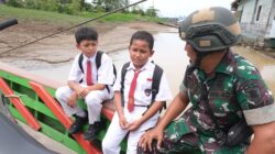 Berangkat ke Sasaran TMAB dan MCK, Serka Joko Bertemu Pejuang Cilik di Atas Penyeberangan Sungai Mahakam