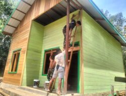 Pastikan Rumah Lebih Awet, Satgas TMMD Wiltas Ke-127 Genjot Pengecatan