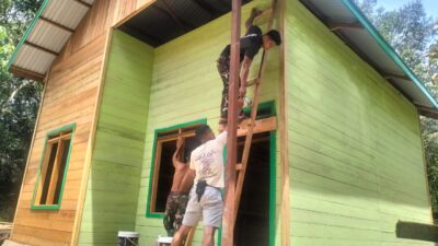 Pastikan Rumah Lebih Awet, Satgas TMMD Wiltas Ke-127 Genjot Pengecatan