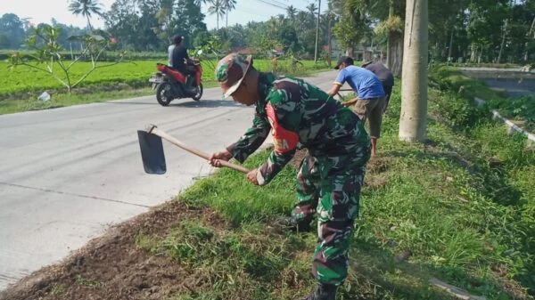 Babinsa Ngoran Bersama Warga Gelar Kerja Bakti, Ciptakan Lingkungan Bersih Dan Aman
