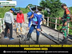 Babinsa Bersama Warga Gotong Royong Perbaiki Jembatan Penghubung Desa