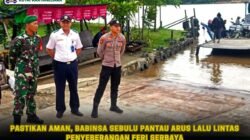 Pastikan Aman, Babinsa Sebulu Pantau Arus Lalu Lintas Penyeberangan Feri Serbaya