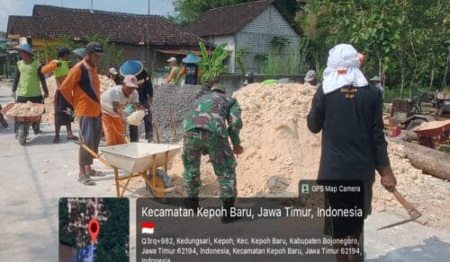 Permudah Dropping Material Pembangunan Jembatan Beton, Babinsa Kepohbaru Bojonegoro dan Warga Dusun Bakalan Perbaiki Jalan