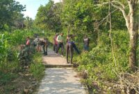 Serentak, Babinsa Kodim Bojonegoro Ikuti Kerja Bakti Pembersihan Lingkungan