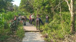Serentak, Babinsa Kodim Bojonegoro Ikuti Kerja Bakti Pembersihan Lingkungan
