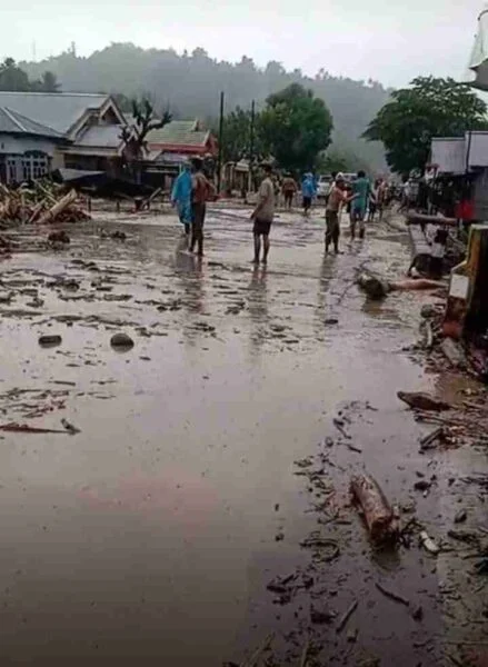 Gerindra Bolmong Salurkan Bantuan untuk Korban Banjir Bandang Solimandungan II, Hardjono: Partai Harus Hadir Saat Rakyat Tertimpa Musibah