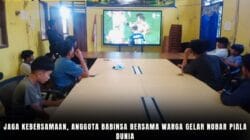 Jaga Kebersamaan, Anggota Babinsa Bersama Warga Gelar Nobar Piala Dunia