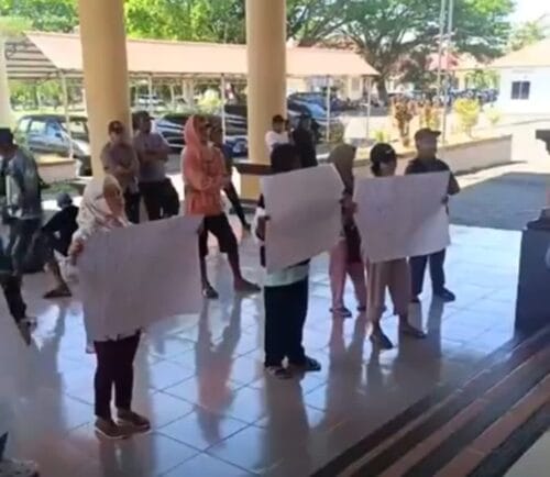 Warga Konarom Barat Desak Bupati Copot Sangadi, Dugaan Perselingkuhan Jadi Sorotan