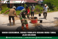 Bangun Kebersamaan, Babinsa Purwajaya Bersama Warga Tambal Jalan Berlubang
