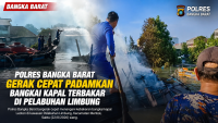 Polres Bangka Barat Gerak Cepat Padamkan Bangkai Kapal Terbakar di Pelabuhan Limbung