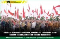 Tanamkan Semangat Kebangsaan, Danramil 01 Tenggarong Hadiri Gerakan Nasional Pembagian Bendera Merah Putih