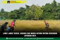 Lewat Jumat Bersih, Babinsa dan Warga Gotong Royong Bersihkan Lapangan Bola