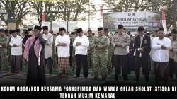 Kodim 0906/Kkr Bersama Forkopimda Dan Warga Gelar Sholat Istisqa Di Tengah Musim Kemarau