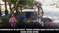 Kemanunggalan TNI dan Rakyat, Babinsa Bersama Warga Bersihkan Parit Secara Gotong Royong