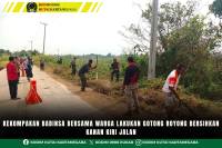 Kekompakan Babinsa Bersama Warga Lakukan Gotong Royong Bersihkan Kanan Kiri Jalan